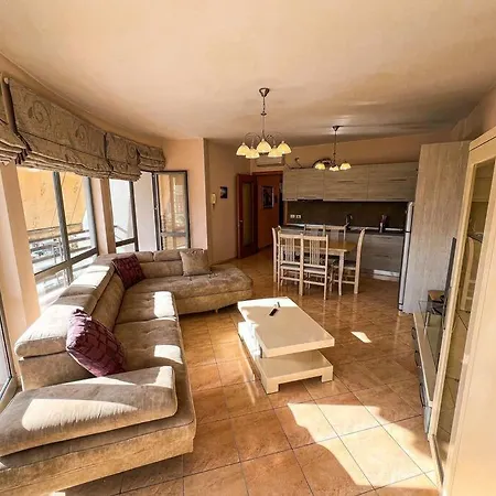Highrise View 2-br Apartment *